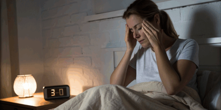 Você acorda às 3h da manhã sem motivo? Entenda o que o seu corpo está tentando dizer