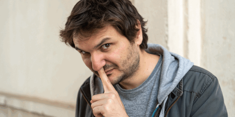 Estudo liga hábito comum de cutucar o nariz a possível risco de Alzheimer