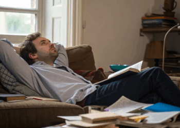 A psicologia diz que quem procrastina com frequência pode estar lidando com dificuldade de regulação emocional, não preguiça