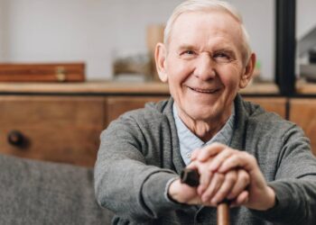 Pessoas que se sentem sem propósito após os 50 podem estar passando por uma transformação interna profunda