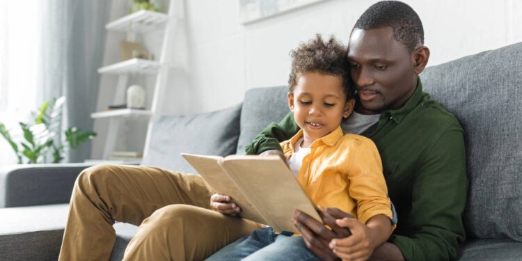 Um estudo determinou que ler em voz alta para crianças melhora a capacidade de empatia e compreensão emocional