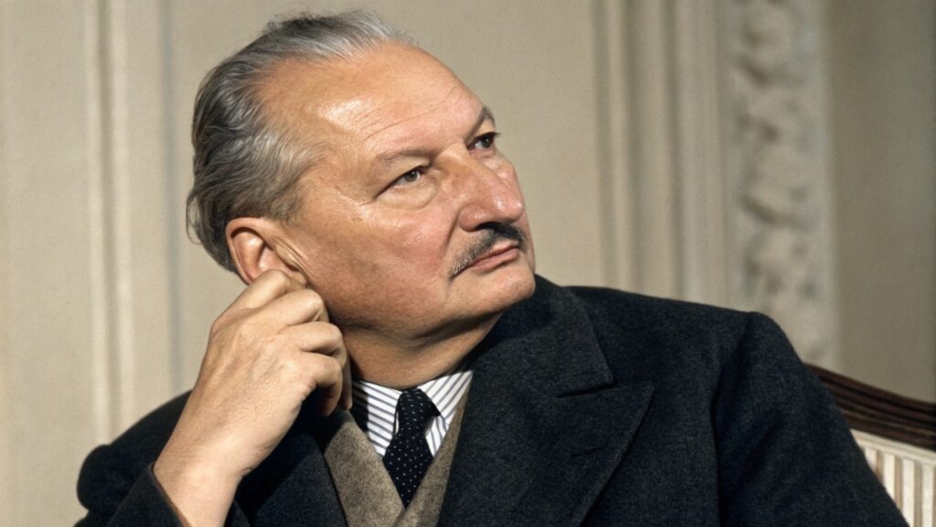 Martin Heidegger, filósofo existencial e fenomenológico: "A linguagem é a casa do ser."