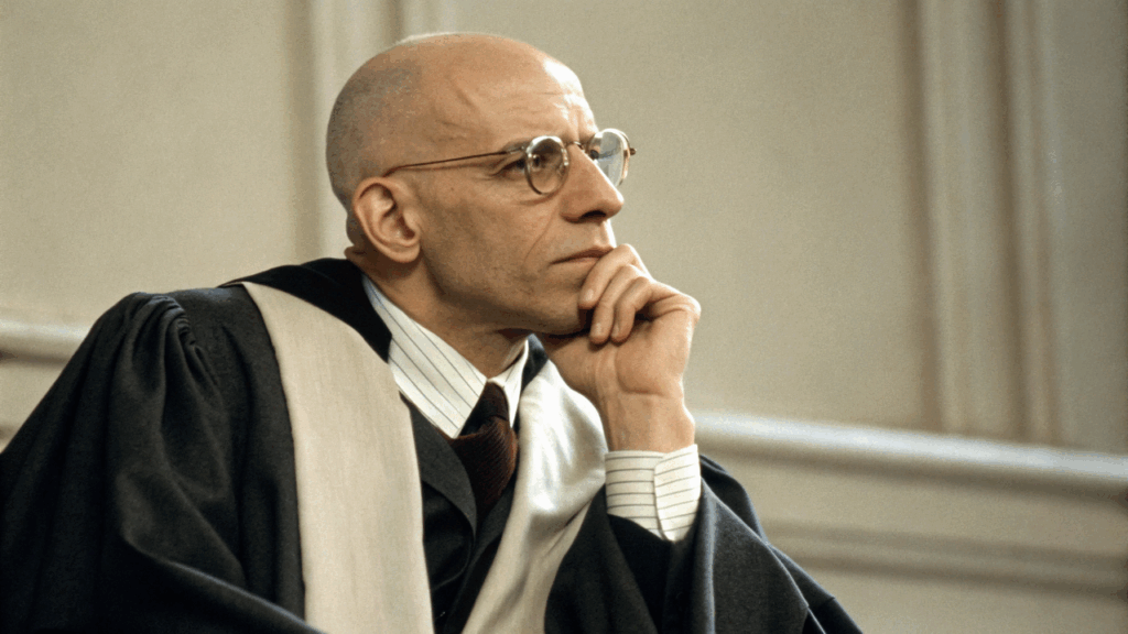 Michel Foucault, filósofo francês, teórico das relações de poder: “Onde há poder, há resistência.”