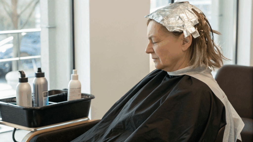 Ela parou de tingir o cabelo e foi tratada de forma diferente, um recrutador disse que era madura demais para o cargo