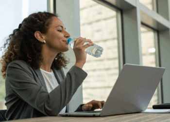 Como identificar sinais de desidratação no dia a dia e por que a cor da urina é o melhor indicador