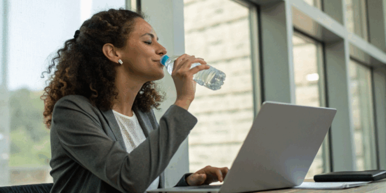 Como identificar sinais de desidratação no dia a dia e por que a cor da urina é o melhor indicador