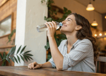 Água mineral pode prejudicar hipertensos e o motivo está no rótulo que você não lê