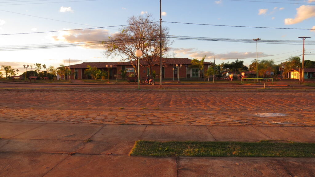 O vilarejo cercado por fervedouros de águas cristalinas que ninguém consegue afundar e dunas alaranjadas que virou cenário de novela e sonho dos brasileiros