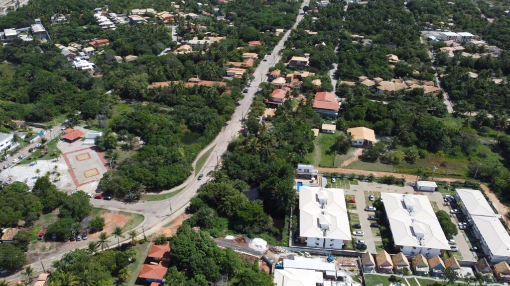 Rio cristalino ao lado do mar azul: a praia baiana em reserva estadual que preserva o encontro das águas