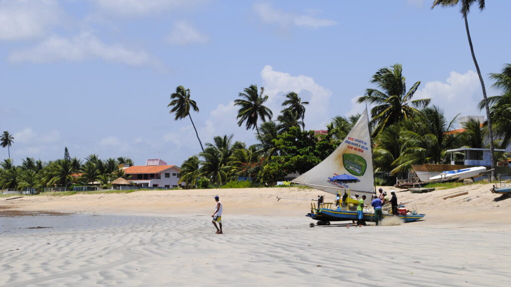 Fundada por holandeses em 1624, essa vila esconde piscinas naturais e uma das praias mais bonitas do Brasil