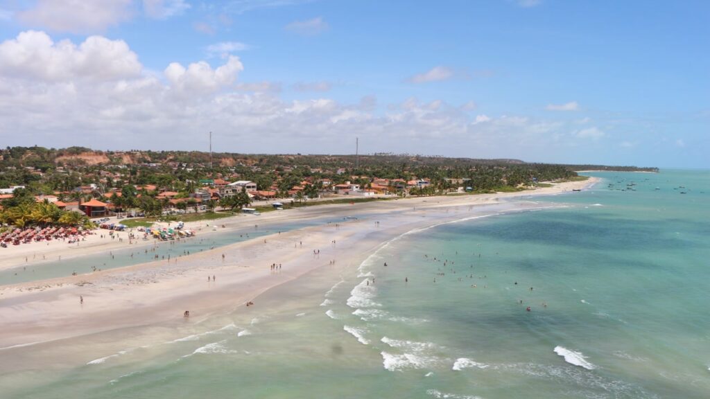 A praia onde nasceu o maior projeto de peixe-boi marinho do país e o mar recua revelando bancos de areia