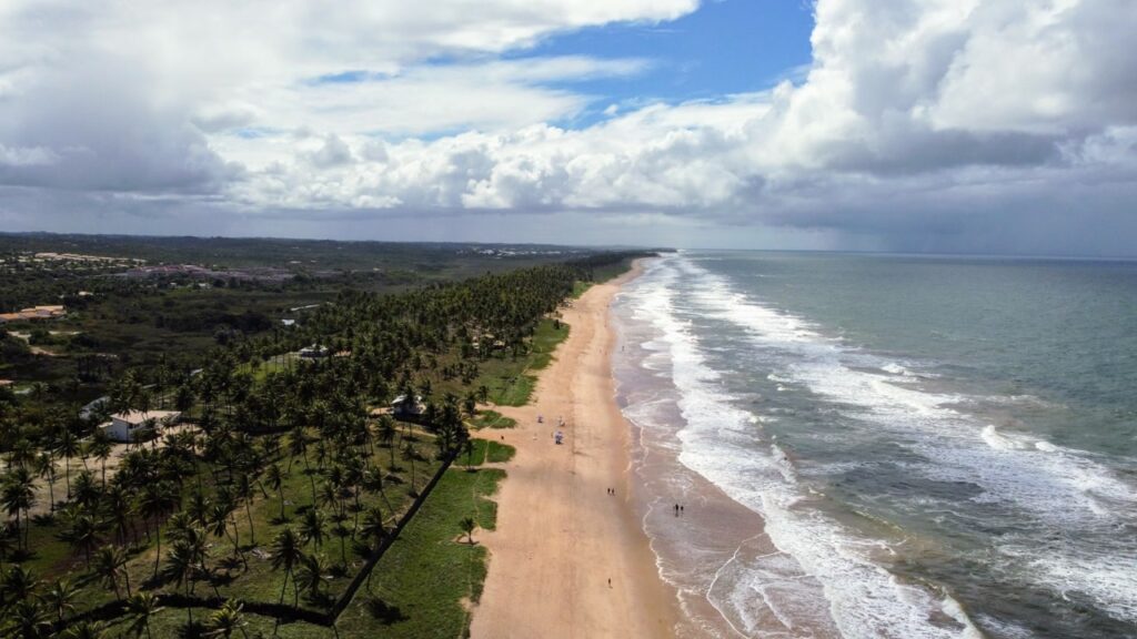 Rio cristalino ao lado do mar azul: a praia baiana em reserva estadual que preserva o encontro das águas