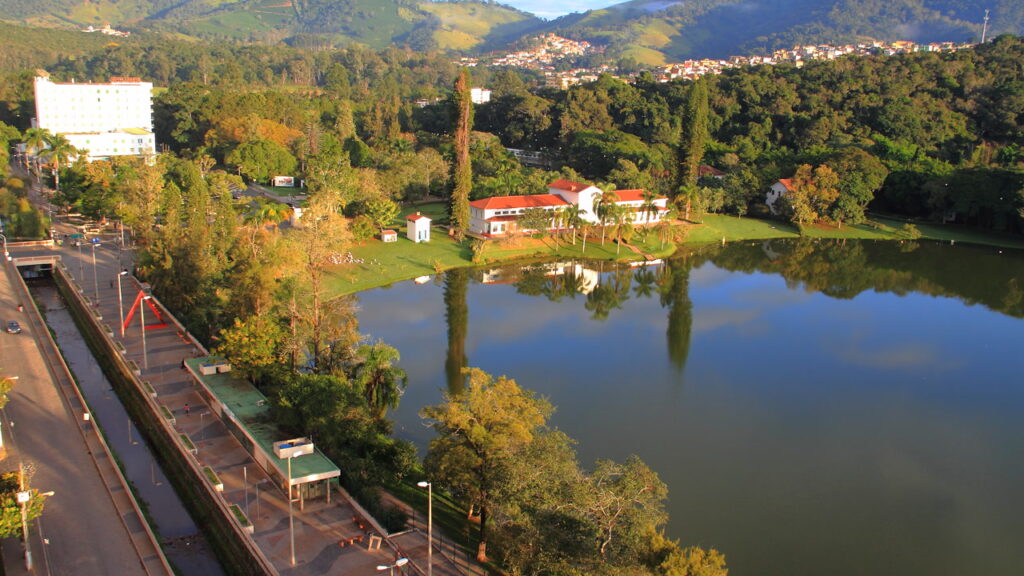 Nove fontes de águas minerais e o segundo maior parque hoteleiro de Minas: a cidade da Mantiqueira que vive ao redor de um lago de 90 mil metros quadrados