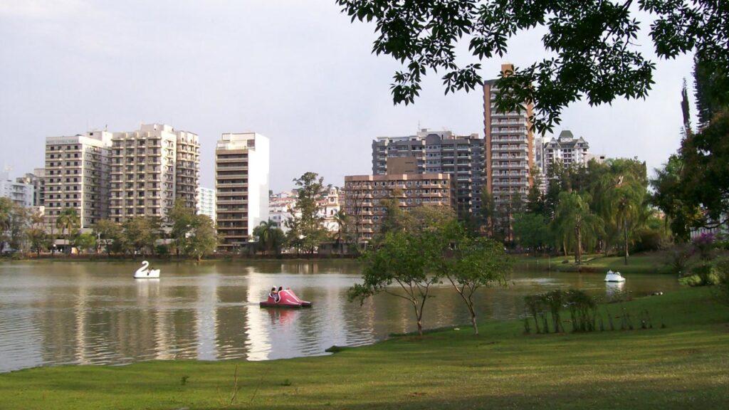 Nove fontes de águas minerais e o segundo maior parque hoteleiro de Minas: a cidade da Mantiqueira que vive ao redor de um lago de 90 mil metros quadrados