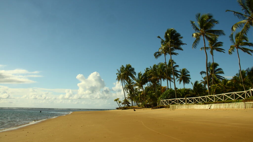 Com 40 km de praias quase desertas e piscinas naturais escondidas a 270 km da capital