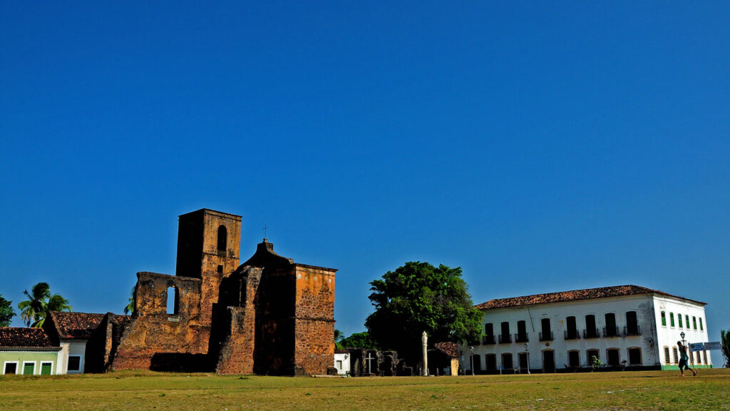 A cidade com ruínas imperiais e base de lançamento de foguetes: onde o passado colonial e o futuro espacial brasileiro se encontram
