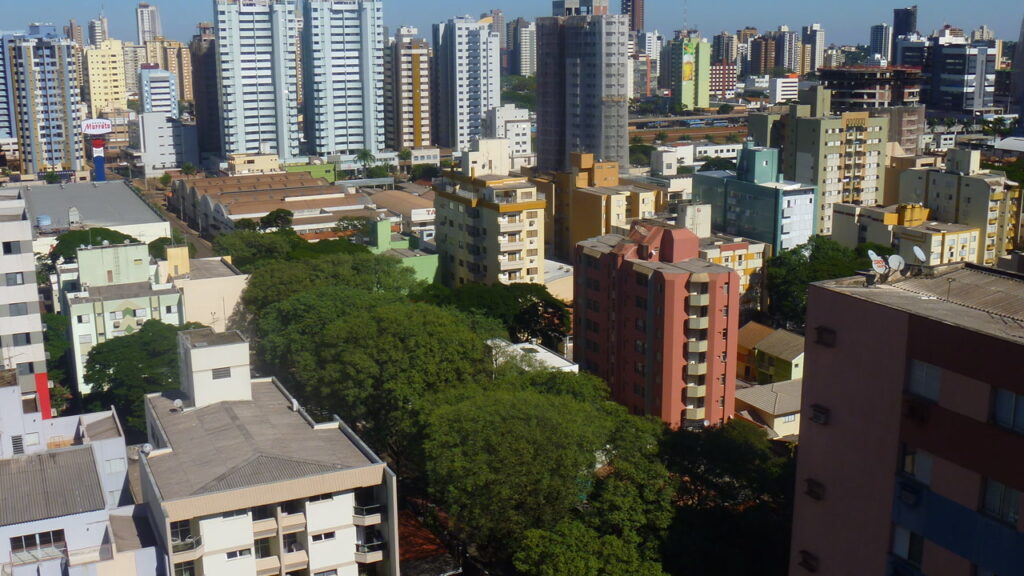 A cidade-jardim com 98,6% das ruas arborizadas que lidera o ranking de qualidade de vida do Brasil e tem a catedral mais alta da América Latina