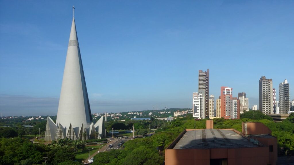 A cidade-jardim com 98,6% das ruas arborizadas que lidera o ranking de qualidade de vida do Brasil e tem a catedral mais alta da América Latina