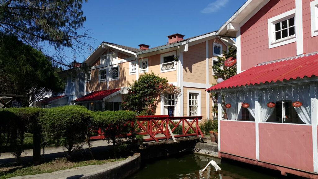 A única colônia finlandesa do Brasil fica no interior do Rio e tem Casa do Papai Noel aberta o ano inteiro