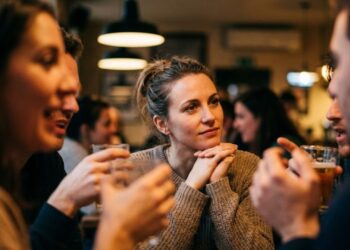 A psicologia sugere que preferir ouvir os outros em silêncio a falar sobre si mesmo na roda de amigos é característico desse tipo de pessoa