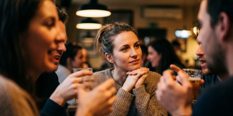 A psicologia sugere que preferir ouvir os outros em silêncio a falar sobre si mesmo na roda de amigos é característico desse tipo de pessoa