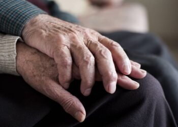 O momento mais difícil de ver seus pais envelhecer não é físico é quando eles passam a seguir suas decisões em silêncio