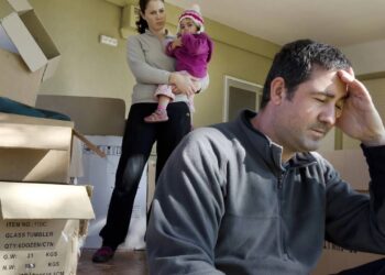 Psicologia explica que pessoas que cresceram com pais estressados podem ter dificuldade em confiar nos outros na vida adulta