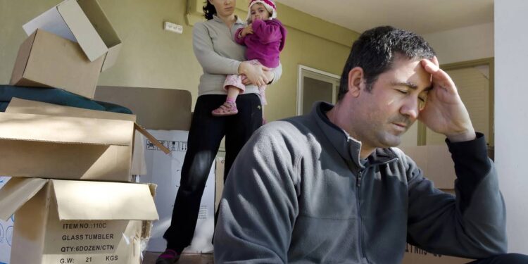 Psicologia explica que pessoas que cresceram com pais estressados podem ter dificuldade em confiar nos outros na vida adulta