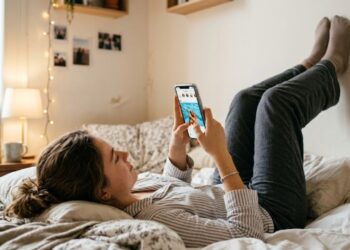 O hábito de rolar a tela sem parar pode estar bloqueando suas emoções profundas e enfraquecendo sua inteligência emocional