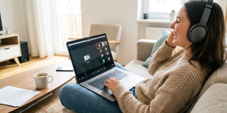 A psicologia diz que quem evita abrir a câmera em chamadas pode sentir desconforto com autoimagem