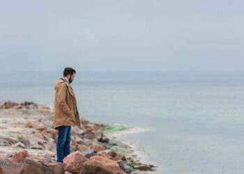 Há uma solidão silenciosa em pessoas afetuosas: não vem da falta de companhia, mas do fato de parecerem sempre bem, a ponto de ninguém perguntar se estão realmente bem