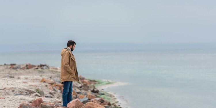 Há uma solidão silenciosa em pessoas afetuosas: não vem da falta de companhia, mas do fato de parecerem sempre bem, a ponto de ninguém perguntar se estão realmente bem