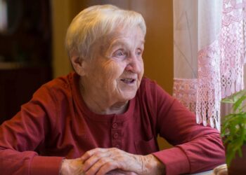 A geração que cuidou de todos hoje enfrenta a solidão em casas silenciosas e se pergunta para onde foram todos