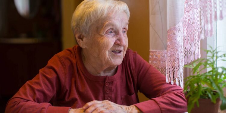 A geração que cuidou de todos hoje enfrenta a solidão em casas silenciosas e se pergunta para onde foram todos