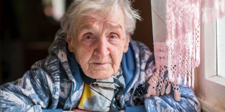 A geração mais solitária da história não é a que vive no celular, mas a que criou todos, trabalhou sem reclamar e hoje vive no silêncio de casas vazias