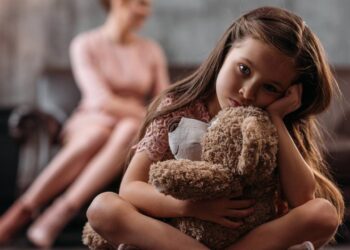 O mais difícil de ser chamado de sensível demais na infância não é o rótulo, mas os anos em que você tenta sentir menos e se afasta da própria vida sem perceber