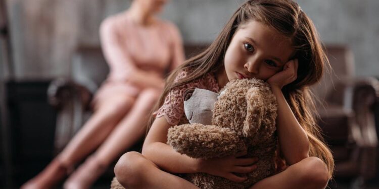 O mais difícil de ser chamado de sensível demais na infância não é o rótulo, mas os anos em que você tenta sentir menos e se afasta da própria vida sem perceber