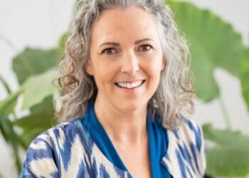 Ela parou de tingir o cabelo e foi tratada de forma diferente, um recrutador disse que era madura demais para o cargo