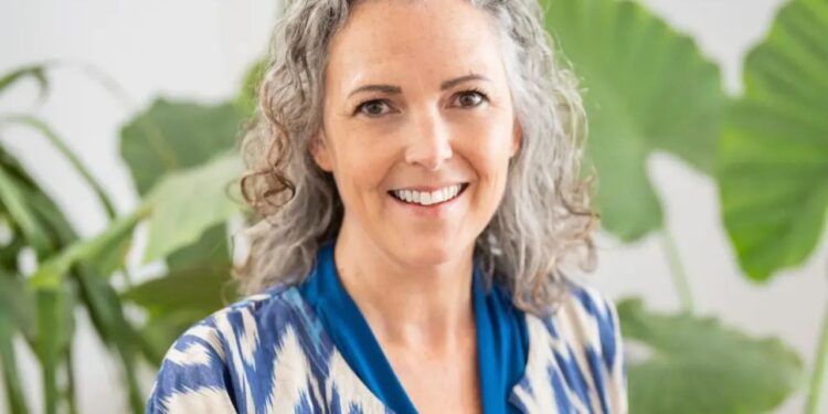 Ela parou de tingir o cabelo e foi tratada de forma diferente, um recrutador disse que era madura demais para o cargo