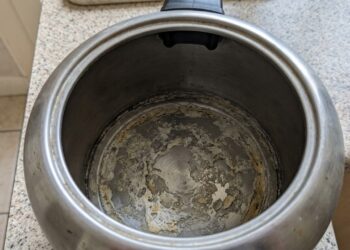 Como limpar a chaleira elétrica com manchas de calcário no fundo: veja como deixá-la sem resíduos minerais e nova