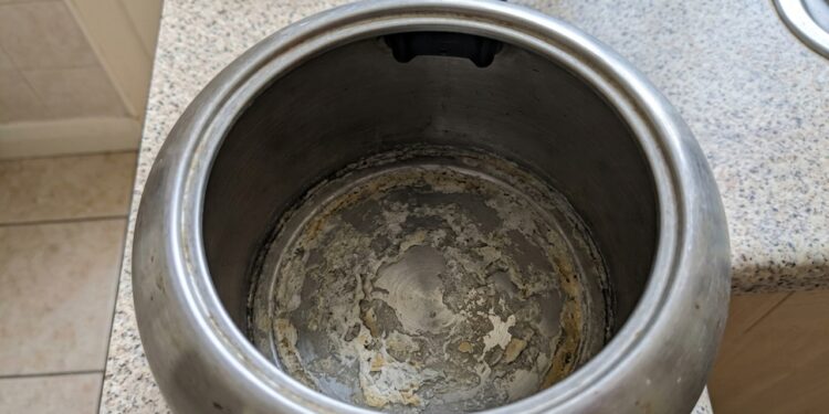 Como limpar a chaleira elétrica com manchas de calcário no fundo: veja como deixá-la sem resíduos minerais e nova