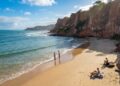 Eleita uma das 10 melhores praias da América do Sul: a praia onde quase não venta areia e não entra nos olhos nem atrapalha quem está descansando