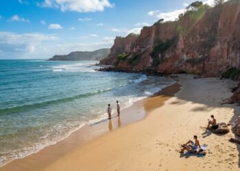 Eleita uma das 10 melhores praias da América do Sul: a praia onde quase não venta areia e não entra nos olhos nem atrapalha quem está descansando