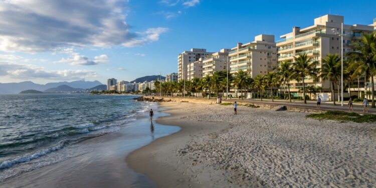 A cidade do outro lado da baía com qualidade de vida superior à capital e praias oceânicas perto de casa