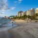 A cidade do outro lado da baía com qualidade de vida superior à capital e praias oceânicas perto de casa