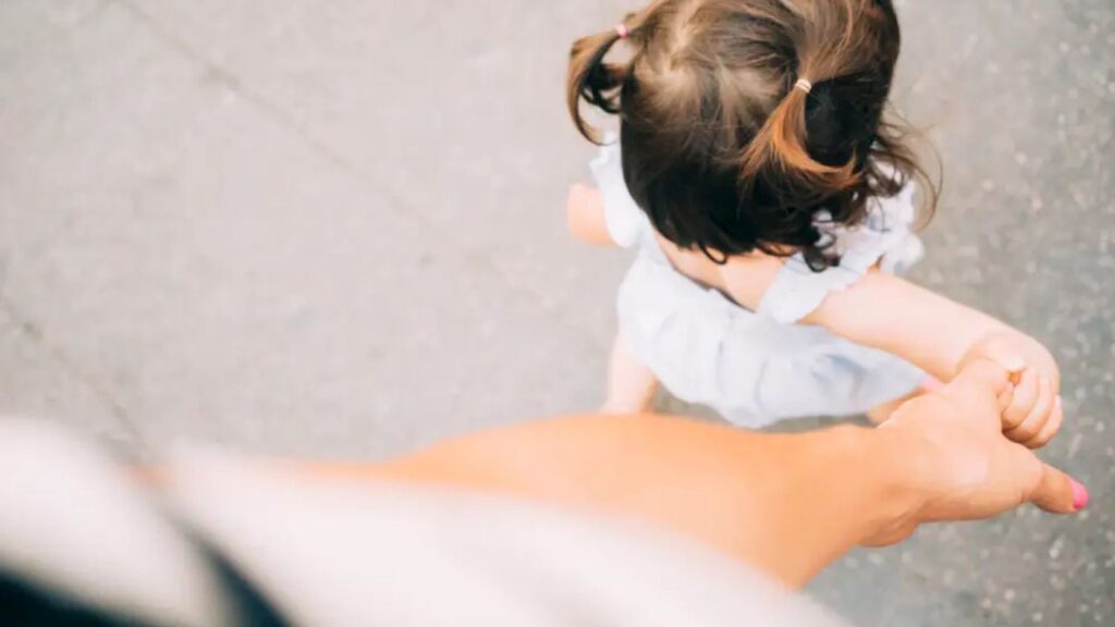 Decidi adotar um bebê aos 47 quando meus primeiros 2 filhos estavam indo para a faculdade. Fiquei surpresa com a reação das pessoas.