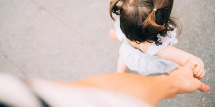 Decidi adotar um bebê aos 47 quando meus primeiros 2 filhos estavam indo para a faculdade. Fiquei surpresa com a reação das pessoas.