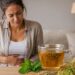 Barriga inchada e gases depois das refeições? Estes 3 chás digestivos podem ajudar o intestino a funcionar melhor