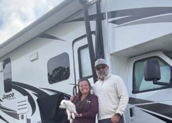Quando meu marido e eu ficamos com o ninho vazio, vendemos a casa e nos mudamos para um trailer. Agora vivemos na estrada em tempo integral.