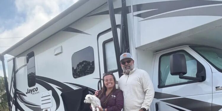 Quando meu marido e eu ficamos com o ninho vazio, vendemos a casa e nos mudamos para um trailer. Agora vivemos na estrada em tempo integral.